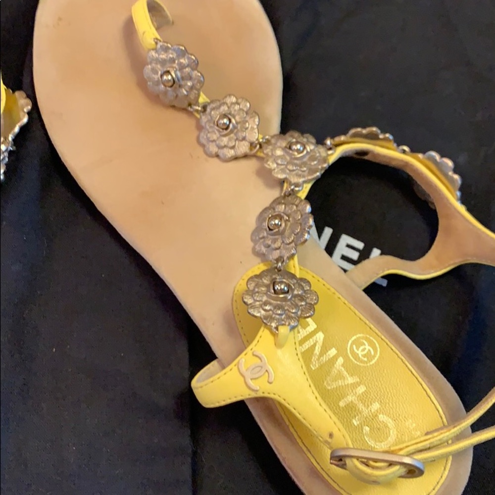 Beautiful CHANEL Camellia embellished sandals - Picture 2 of 5